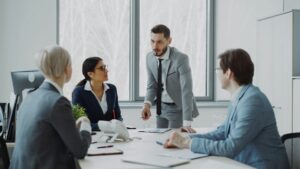 会議室で資料を見ながら協議するビジネスチーム