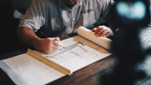 建設現場を確認する作業員の様子