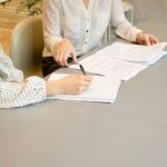 会議室で申請書類を確認している様子