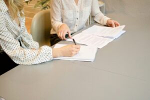 会議室で申請書類を確認している様子